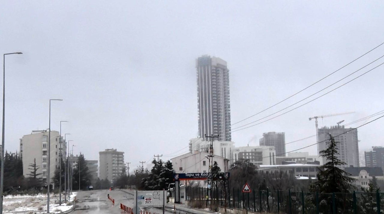 ANKARA'DA SABAH SAATLERİNDE BAŞLAYAN KARLA KARIŞIK YAĞMUR VE KAR, ARALIKLARLA DEVAM EDEREK BİRÇOK...