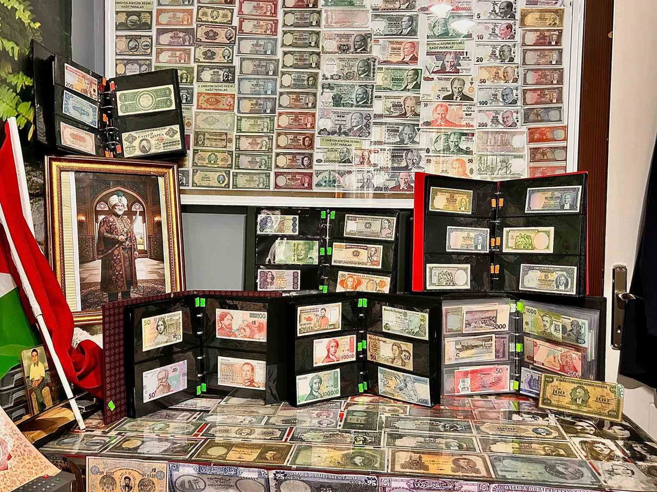 ANKARA'DA YAŞAYAN MENDUH AYDEMİR, 40 YILDIR BİRİKTİRDİĞİ PARA KOLEKSİYONUNU GAZZE'YE BAĞIŞLANMAK...