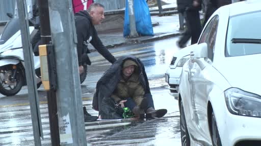 Ankara'da yaya geçidinde yolun karşısına geçmeye çalışan kadına otomobil çarptı