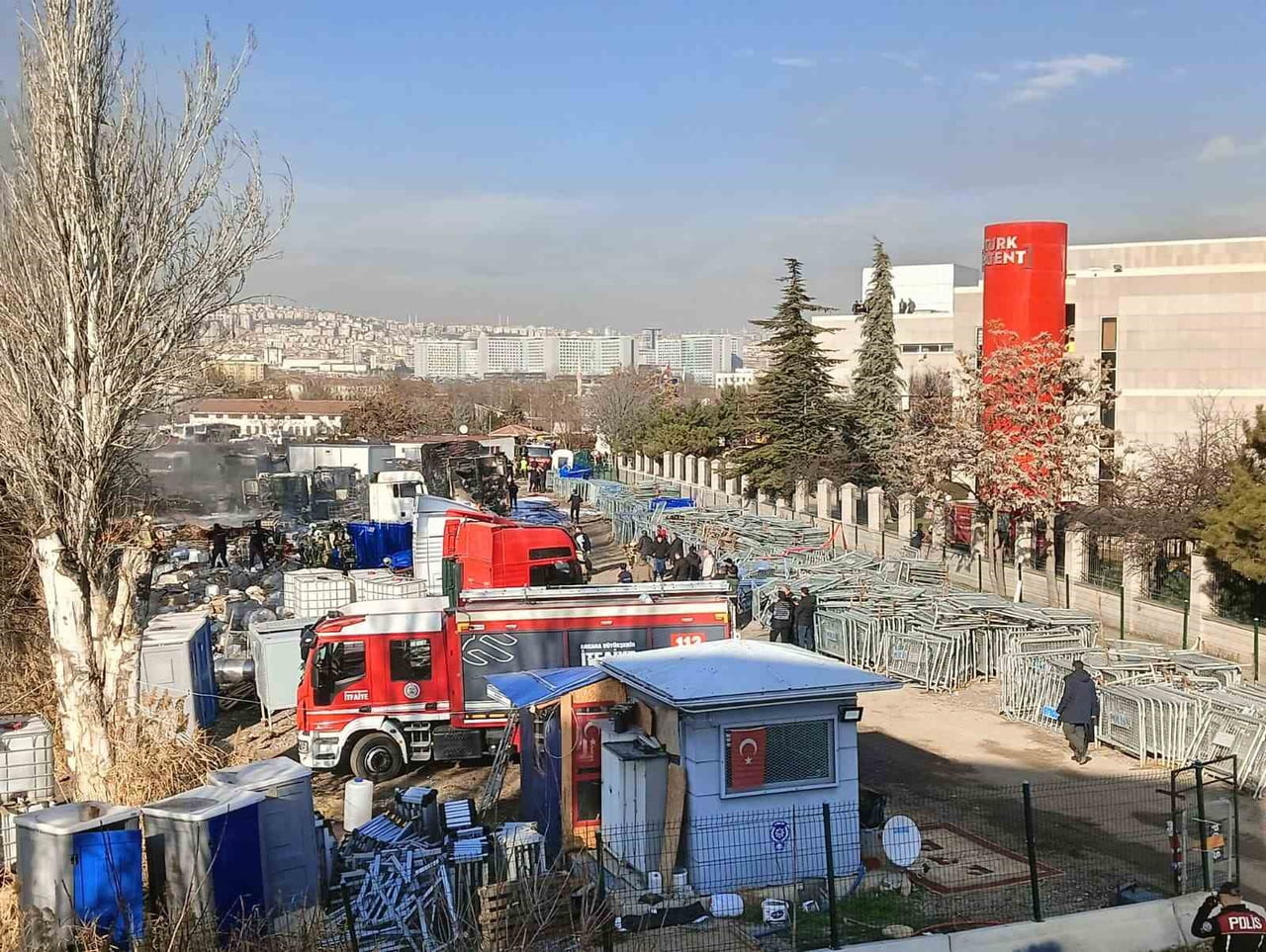 ANKARA'NIN YENİMAHALLE İLÇESİNDEKİ EMNİYET YEDİEMİN OTOPARKINDA ALKOL YÜKLÜ TIRLAR ALEV...