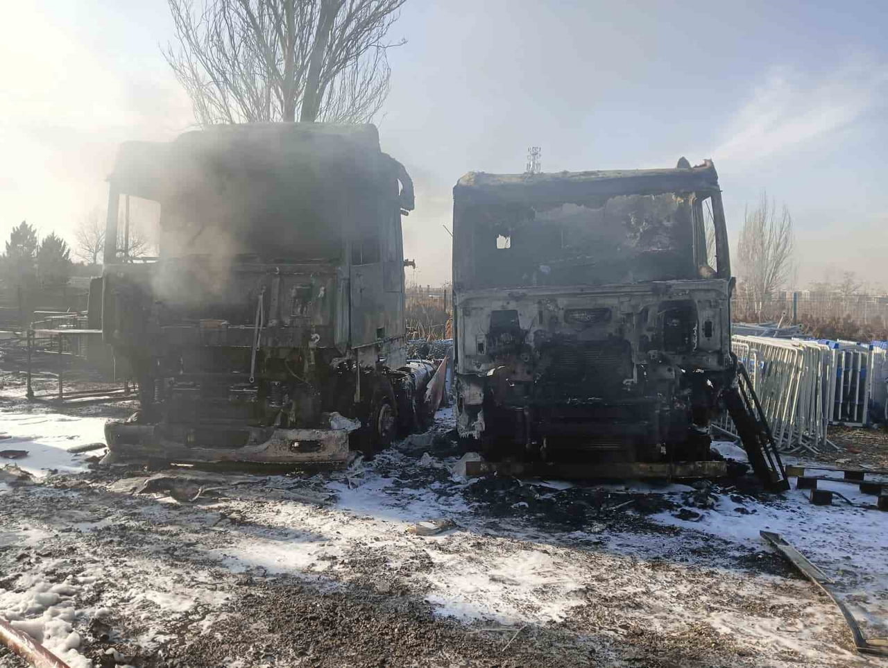 ANKARA'NIN YENİMAHALLE İLÇESİNDEKİ EMNİYET YEDİEMİN OTOPARKINDA ALKOL YÜKLÜ TIRLARDAKİ YANGIN...