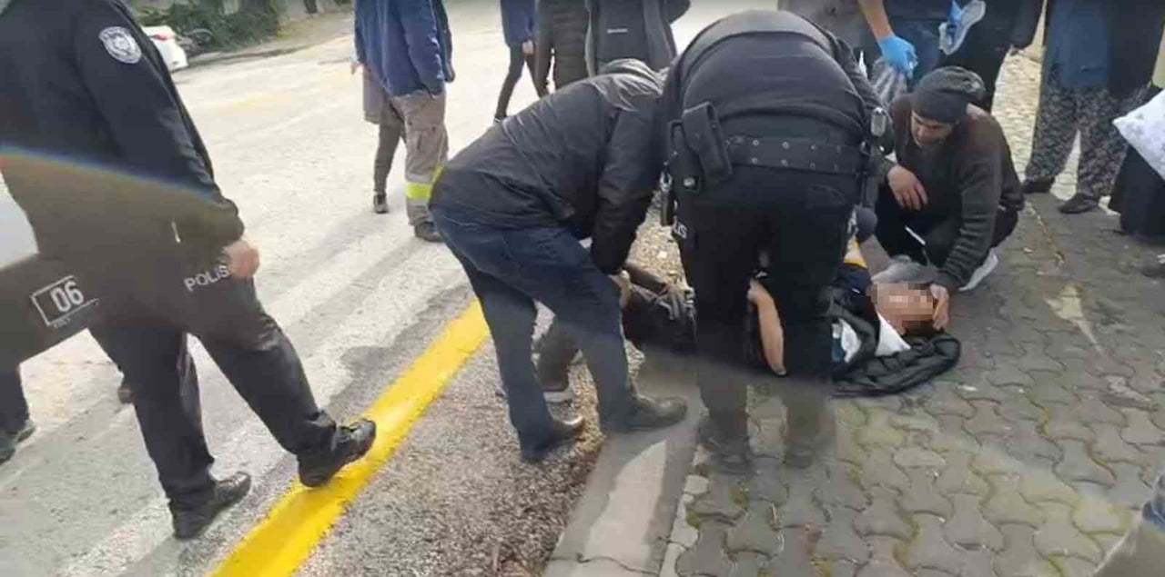 ANKARA’DA HAREKET HALİNDE OLAN MOTOSİKLET SÜRÜCÜSÜ ANİDEN YOLA ÇIKAN KÖPEĞE ÇARPMAMAK İÇİN KAZA...