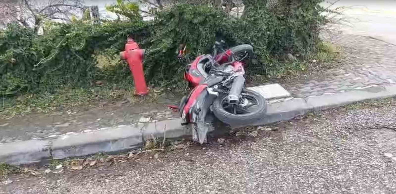 ANKARA’DA HAREKET HALİNDE OLAN MOTOSİKLET SÜRÜCÜSÜ ANİDEN YOLA ÇIKAN KÖPEĞE ÇARPMAMAK İÇİN KAZA...