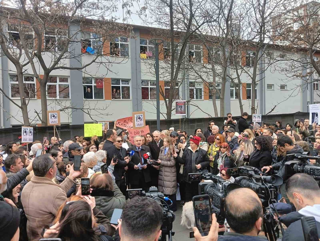 ANKARA’DA METRO İSTASYONUNDA, BELEDİYE GÖREVLİLERİ TARAFINDAN DARP EDİLEREK ÖLDÜRÜLDÜĞÜ İDDİA...