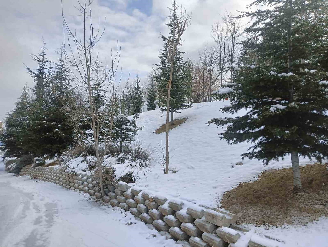 ANKARA’DA SABAH SAATLERİNDE YAĞMAYA BAŞLAYAN KAR, KENTİN YÜKSEK KESİMLERİMDE ETKİSİNİ...