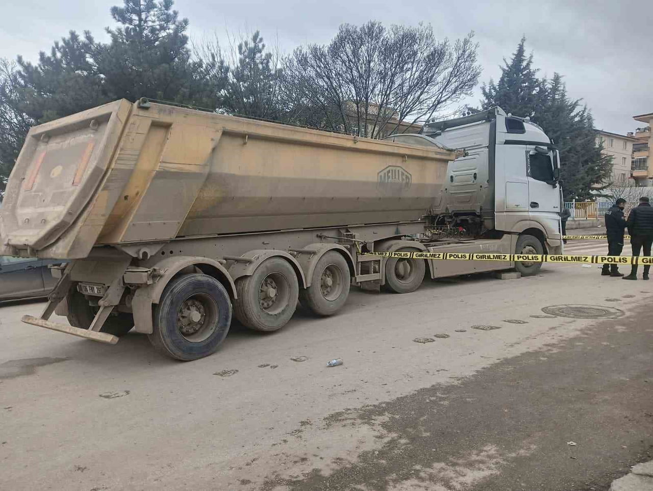 ANKARA’DA YERE DÜŞEN CÜZDANINI ALMAYA ÇALIŞTIĞI SIRADA HAFRİYAT KAMYONUNUN ALTINDA KALARAK EZİLEN...
