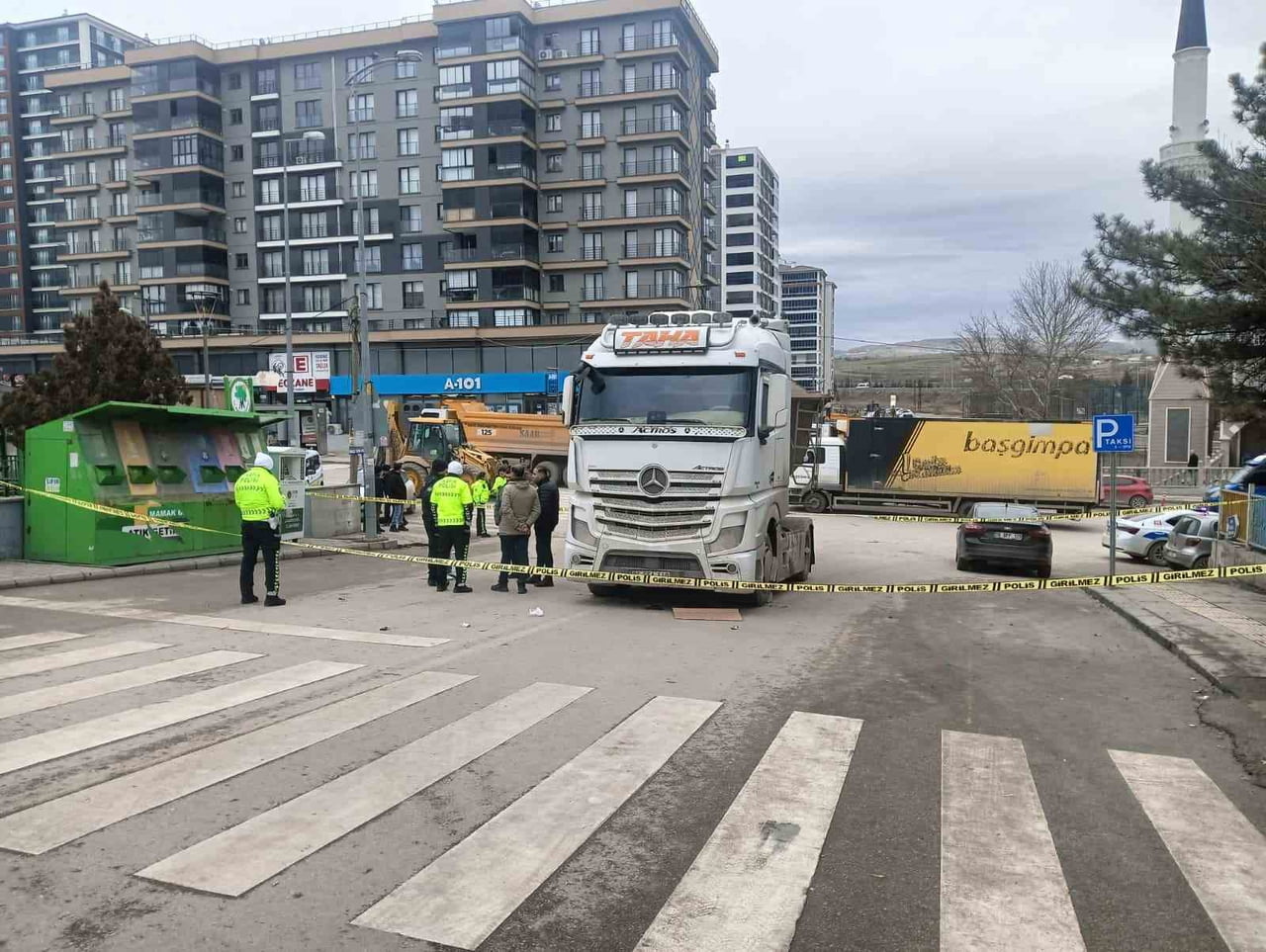 ANKARA’DA YERE DÜŞEN CÜZDANINI ALMAYA ÇALIŞTIĞI SIRADA HAFRİYAT KAMYONUNUN ALTINDA KALARAK EZİLEN...