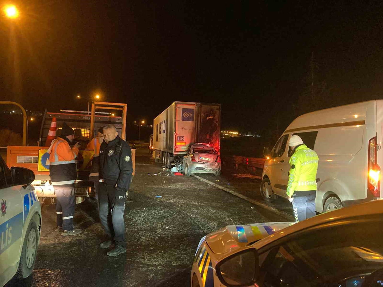 ANKARA’NIN KEÇİÖREN İLÇESİNDE ÇEVREYOLUNDA TIRA ARKADAN ÇARPAN ARACIN SÜRÜCÜSÜ HAYATINI...