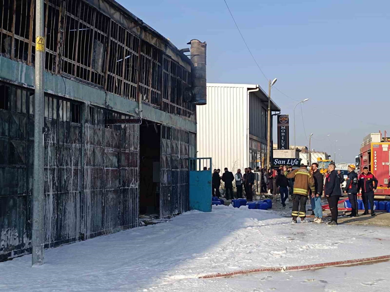 ANTAKYA İLÇESİNDE SANAYİ SİTESİNDE BULUNAN MOBİLYA ATÖLYESİ ALEVLERE TESLİM OLDU