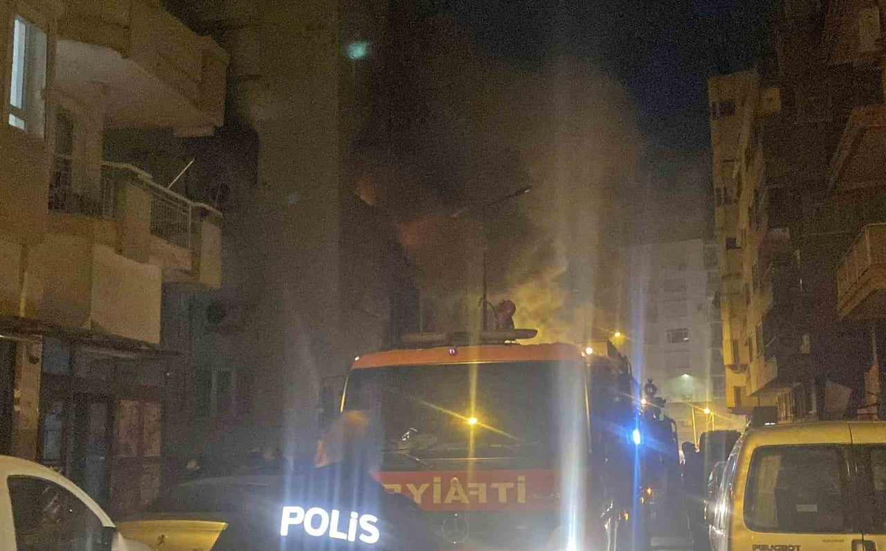 ANTALYA'DA 5 KATLI APARTMANIN 3'ÜNCÜ KATINDAKİ DAİREDE ÇIKAN YANGINDA EV KÜLE DÖNDÜ