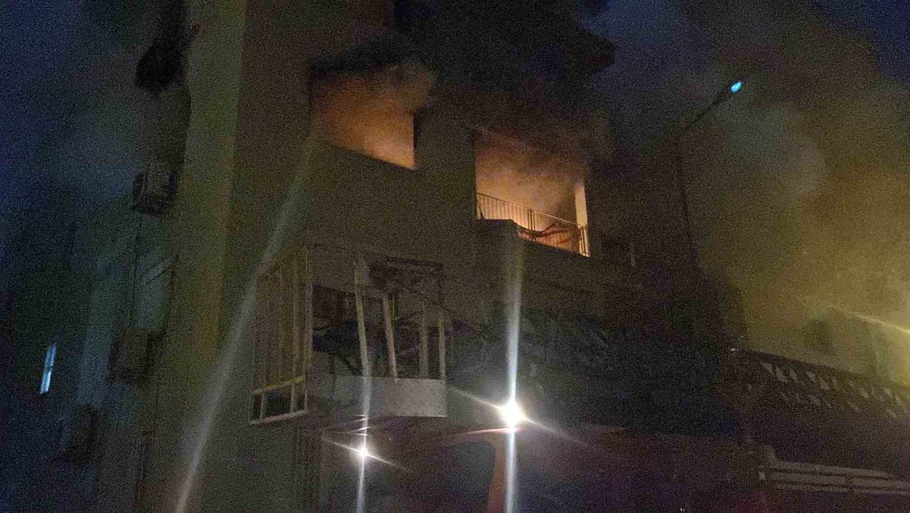 ANTALYA'DA 5 KATLI APARTMANIN 3'ÜNCÜ KATINDAKİ DAİREDE ÇIKAN YANGINDA EV KÜLE DÖNDÜ