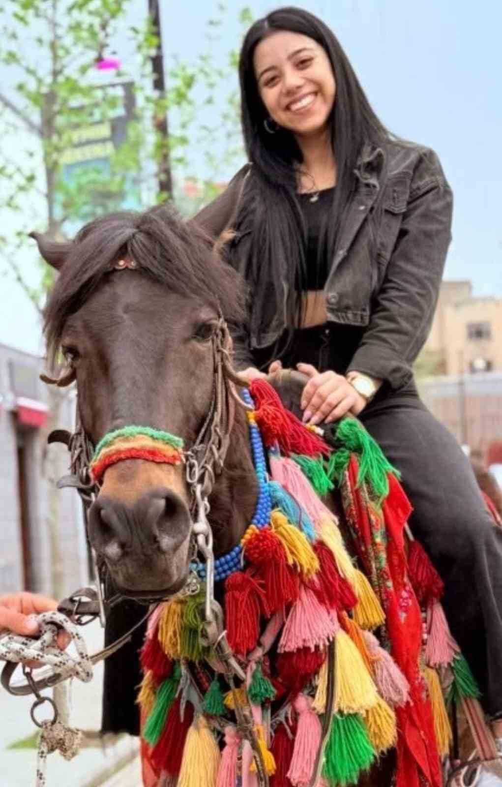 ANTALYA'DA EŞİNİN HAYATINA SON VERMEK İSTEDİĞİNİ SÖYLEYEREK BAŞINDAN SİLAHLA VURULMUŞ HALDE...