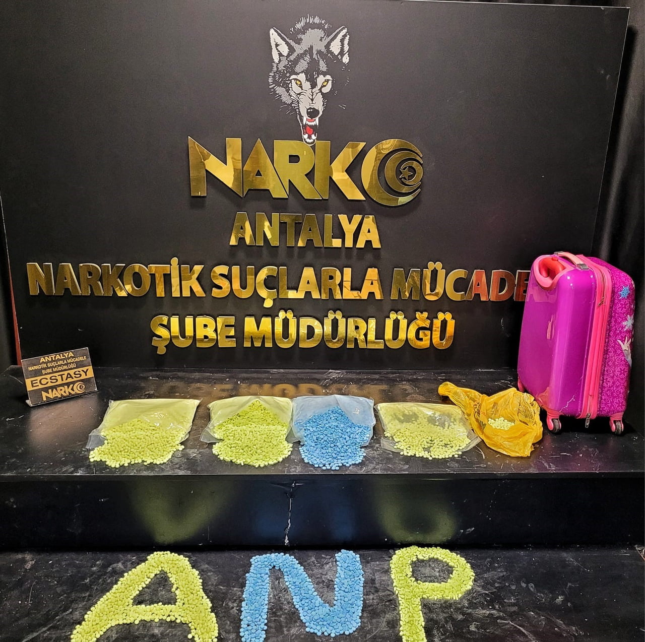 ANTALYA'DA GERÇEKLEŞTİRİLEN OPERASYONLARDA 15 BİN UYUŞTURUCU HAP ELE GEÇİRİLDİ, OLAYA İLİŞKİN 2...