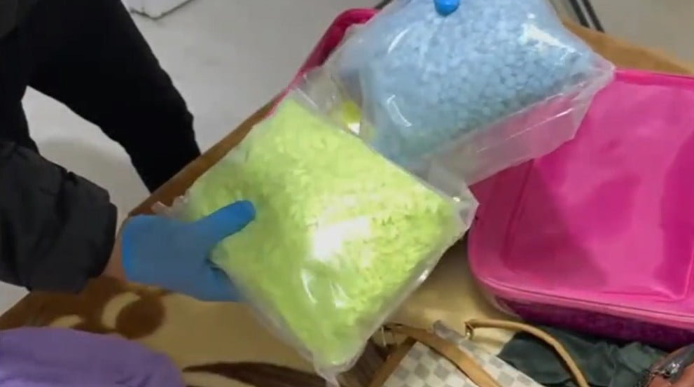 ANTALYA'DA GERÇEKLEŞTİRİLEN OPERASYONLARDA 15 BİN UYUŞTURUCU HAP ELE GEÇİRİLDİ, OLAYA İLİŞKİN 2...