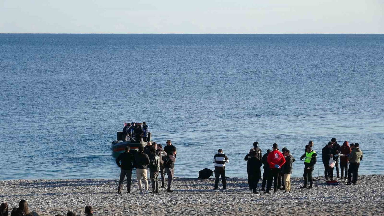 ANTALYA'DA KONYAALTI SAHİLİ'NE BALIK TUTMAK İÇİN GELEN İKİ ARKADAŞIN OLTASINA ERKEK CESEDİ...