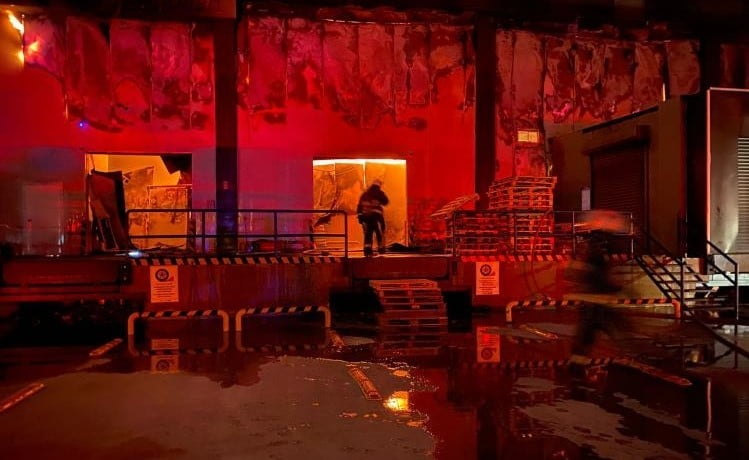 ANTALYA'DA MARKET DEPOSU ALEV ALEV YANDI, TEMEL GIDA ALANI KÜLE DÖNDÜ