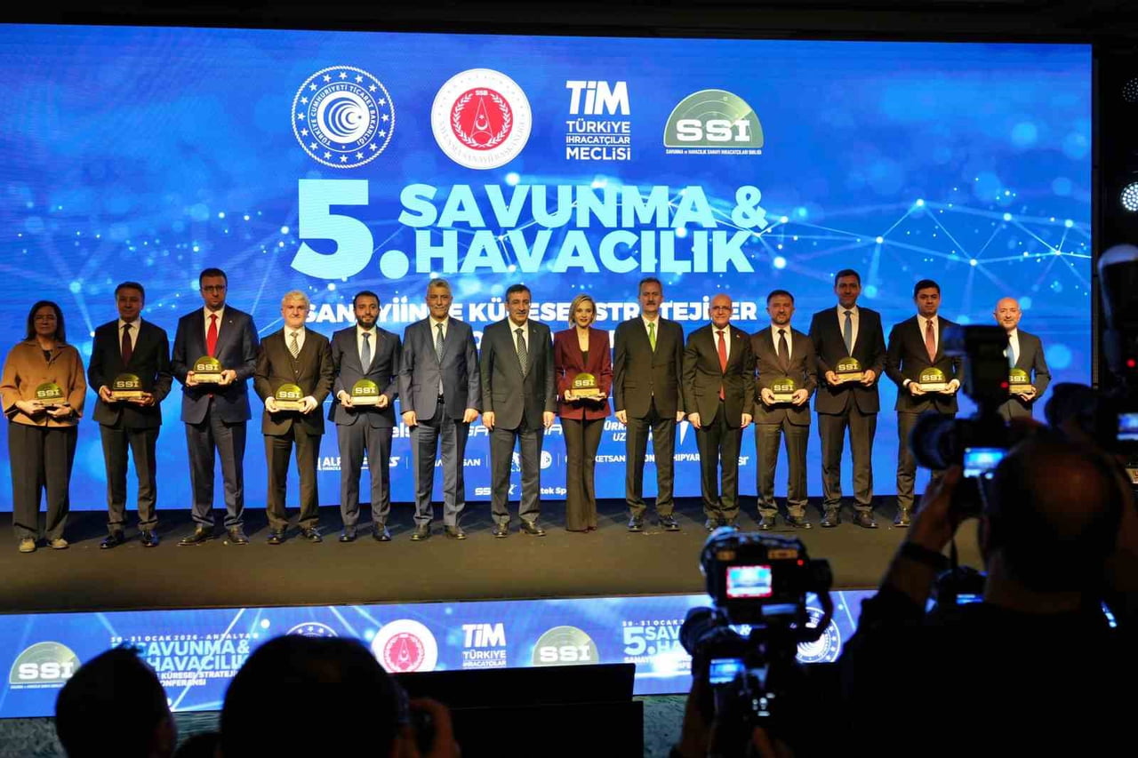 ANTALYA'DA SAVUNMA VE HAVACILIK SANAYİİNDE KÜRESEL STRATEJİLER KONFERANSI'NDA KONUŞAN...