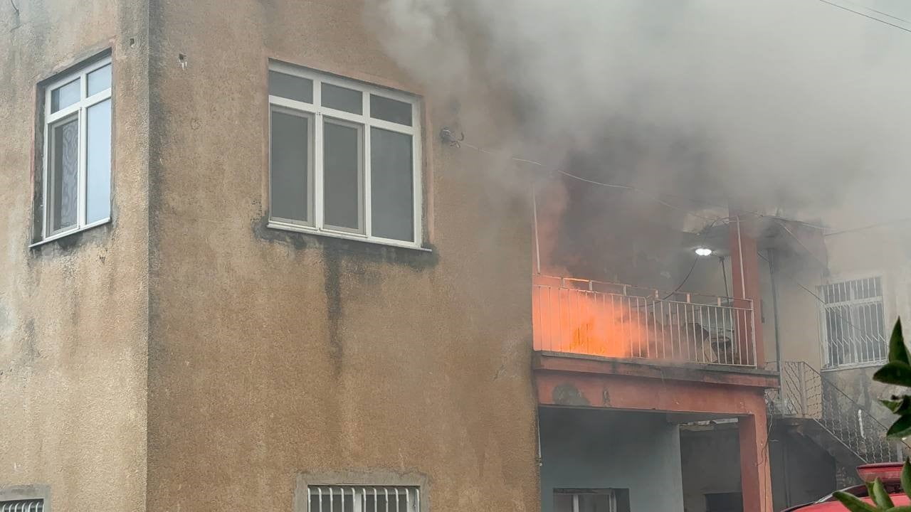 ANTALYA'NIN GAZİPAŞA İLÇESİNDE BİR APARTMANIN İKİNCİ KATINDA YANGIN ÇIKTI. YANGIN NEDENİYLE...