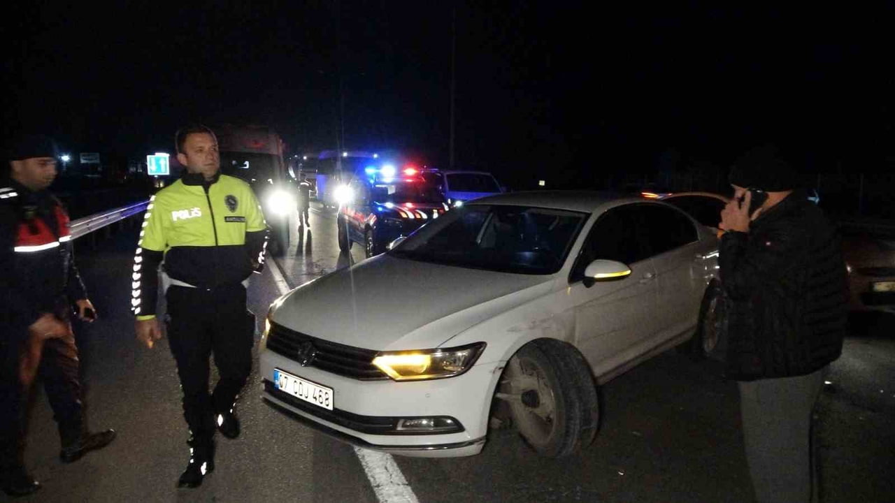 ANTALYA'NIN MANAVGAT İLÇESİNDE 3 ARACIN KARIŞTIĞI ZİNCİRLEME KAZA MEYDANA GELDİ