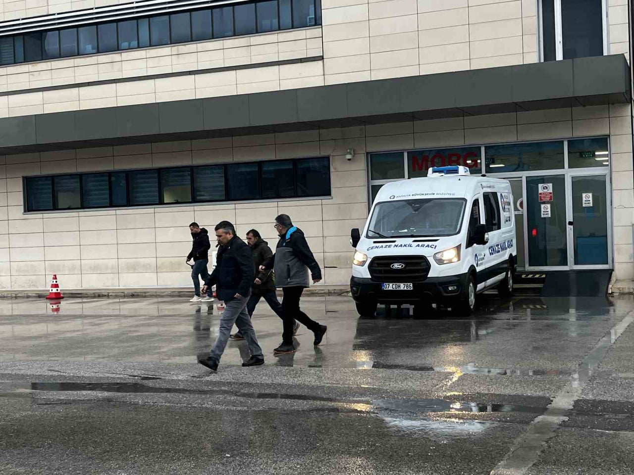 ANTALYA'NIN MANAVGAT İLÇESİNDE EVİNDE SİLAHLA VURULMUŞ HALDE ÖLÜ BULUNAN ŞAHSIN CENAZESİ, YAPILAN...