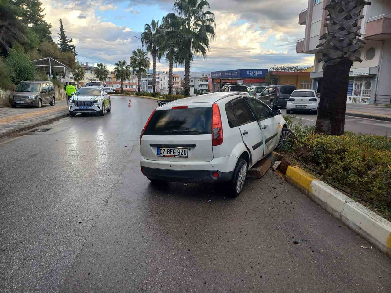 ANTALYA'NIN MANAVGAT İLÇESİNE VİRAJI ALAMAYAN OTOMOBİLİN ORTA REFÜJDE BULUNAN PALMİYE AĞACINA...