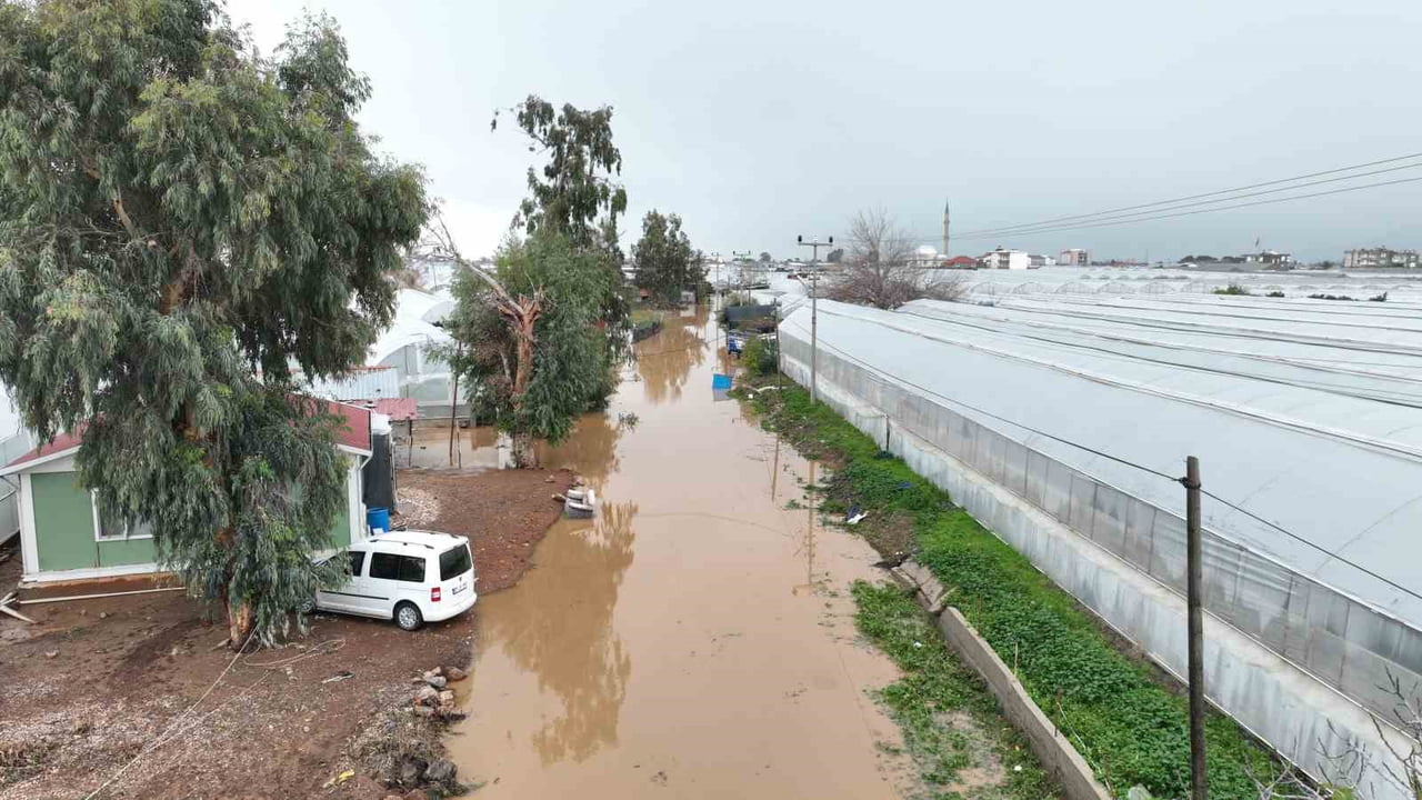 ANTALYA BÜYÜKŞEHİR BELEDİYESİ DÜN GECE SAATLERİNDE KUMLUCA, KAŞ VE SERİK İLÇELERİNDE ETKİLİ OLAN...