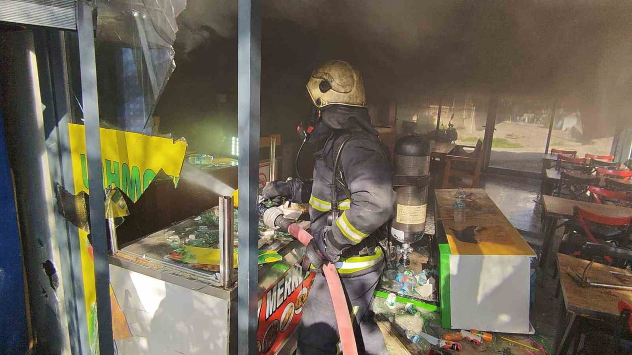 ANTALYA’DA ALACAK-VERECEK MESELESİ YÜZÜNDEN DÜKKANA KENDİNİ KİLİTLEYİP ELİNDE BALTA İLE BEKLEDİĞİ...