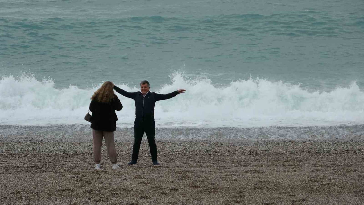 ANTALYA’DA ETKİLİ OLAN ŞİDDETLİ RÜZGAR, DÜNYACA ÜNLÜ KONYAALTI SAHİLİ’NDE DEV DALGALARIN...