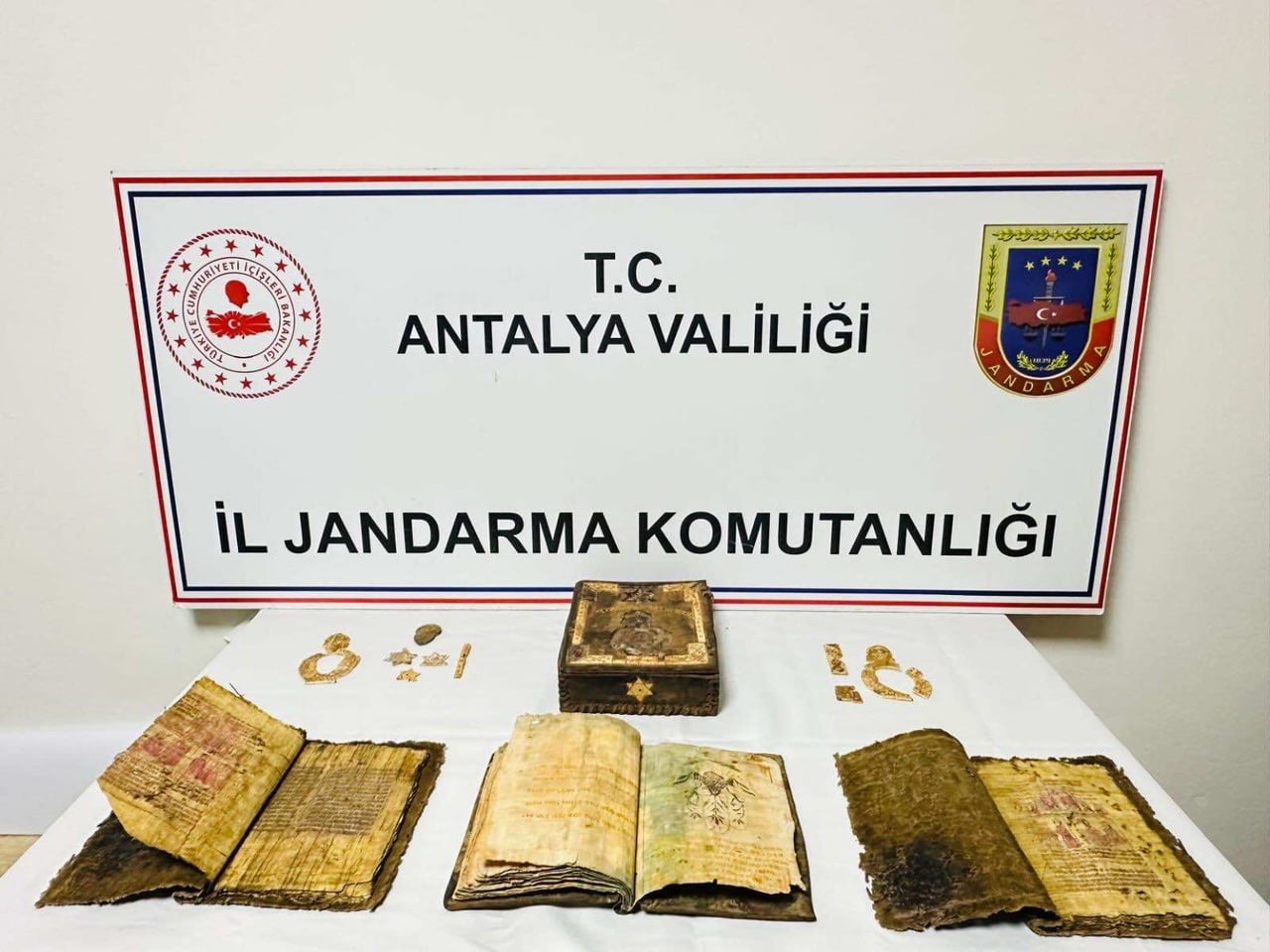 ANTALYA’DA JANDARMA EKİPLERİNİN TARİHİ ESER KAÇAKÇILIĞINA YÖNELİK DÜZENLEDİĞİ OPERASYONDA...