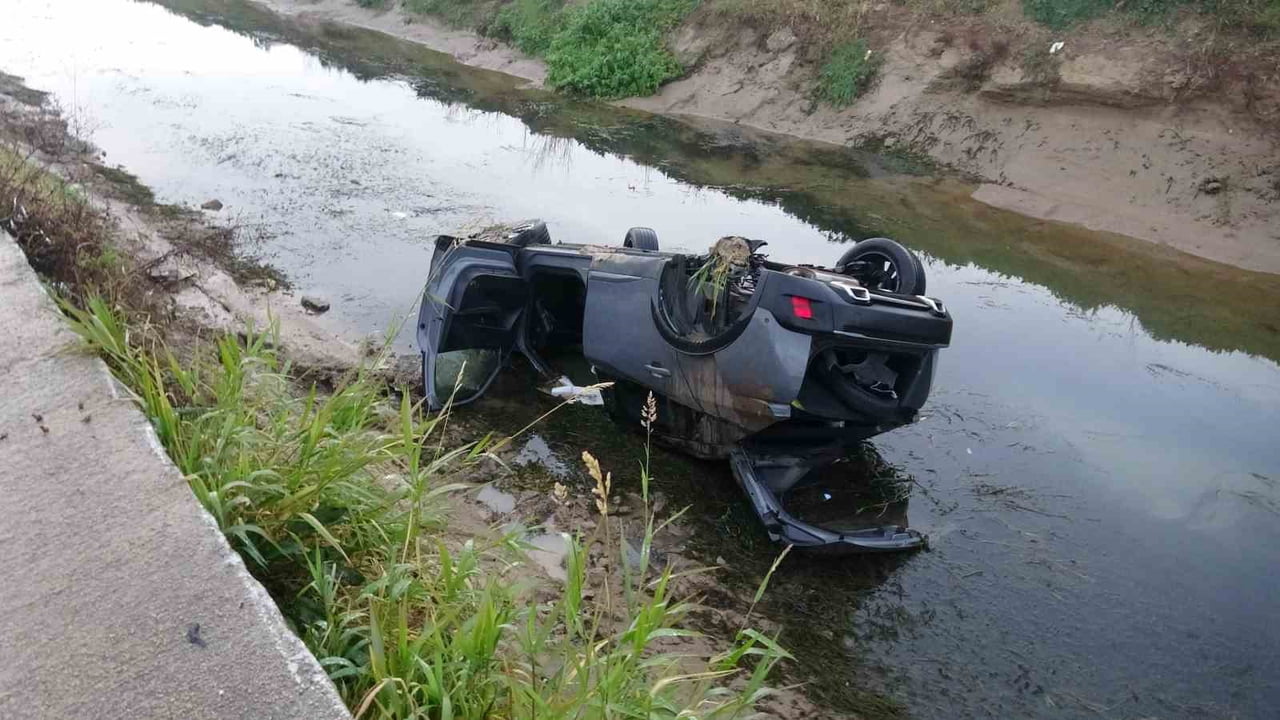 ANTALYA’DA KAYGANLAŞAN YOLDA DİREKSİYON HAKİMİYETİNİ KAYBEDEN SÜRÜCÜNÜN KULLANDIĞI ARAÇ KANALA...