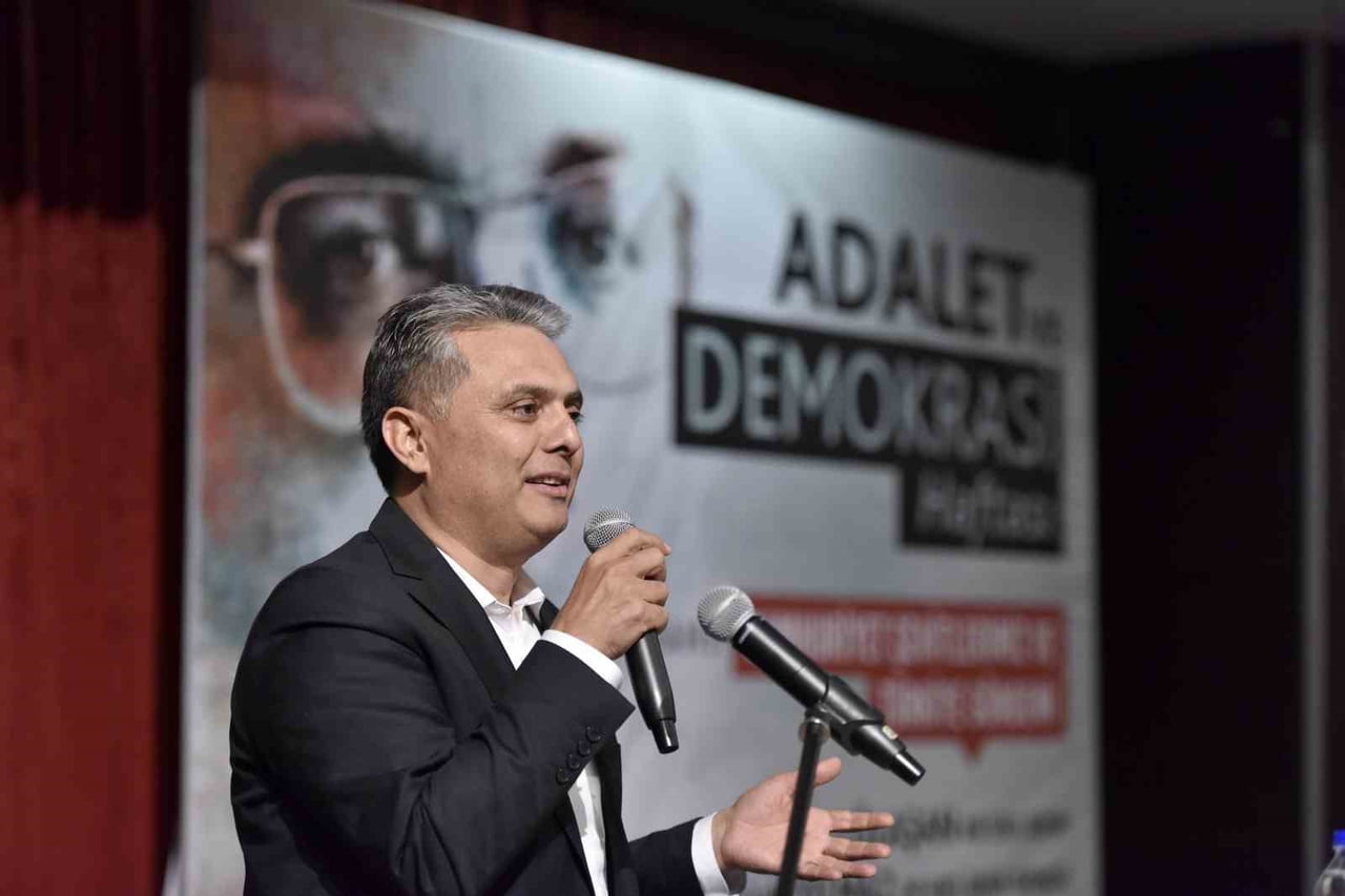 ANTALYA’DA MURATPAŞA BELEDİYE BAŞKANI ÜMİT UYSAL, GAZETECİ-YAZAR UĞUR MUMCU’NUN KATLEDİLİŞİNİN...