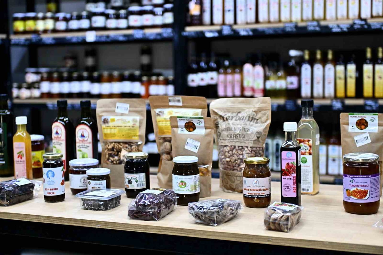 ANTALYA’DA MURATPAŞA BELEDİYESİ TARAFINDAN KADIN EMEĞİNİ DESTEKLEMEK AMACIYLA HAYATA GEÇİRİLEN...