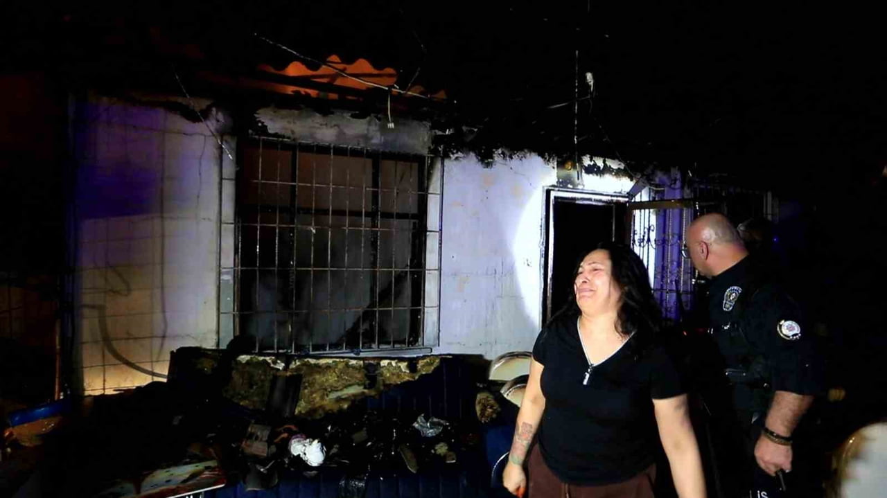 ANTALYA’DA MÜSTAKİL BİR İKAMETTE HENÜZ BELİRLENEMEYEN BİR NEDENLE YANGIN ÇIKTI. YANGIN ANINDA BİR...