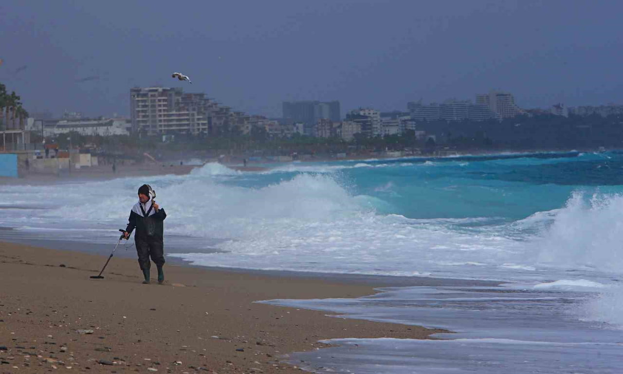 ANTALYA’DA SAATTEKİ HIZI 50 KİLOMETREYİ BULAN RÜZGAR HAYATI OLUMSUZ ETKİLERKEN DEFİNE AVCILARI...