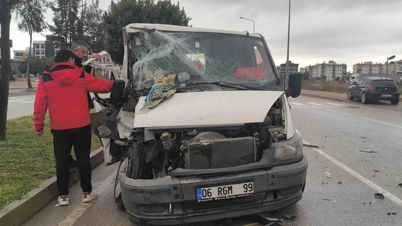 ANTALYA’DA SEYİR HALİNDEYKEN BİR ANLIK DALGINLIK SONUCU ÖNÜNDE GİTMEKTE OLAN KAMYONETE ÇARPAN...