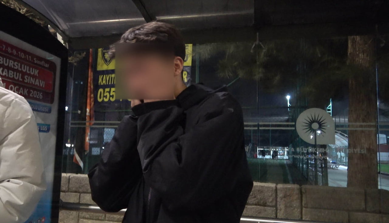 ANTALYA’DA UYGULAMA NOKTASINDA DURDURULAN ÜNİVERSİTE ÖĞRENCİSİ MOTOSİKLET SÜRÜCÜSÜ, EHLİYETİNİN...