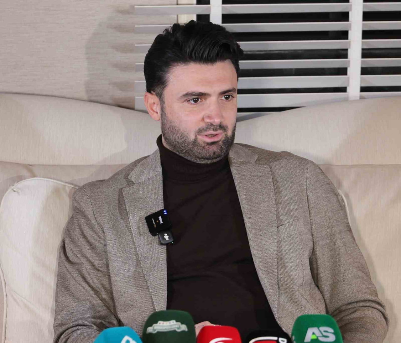 ANTALYA KAMPINDA BASIN MENSUPLARIYLA BİR ARAYA GELEN BURSASPOR KULÜP BAŞKANI ENES ÇELİK, HEM...