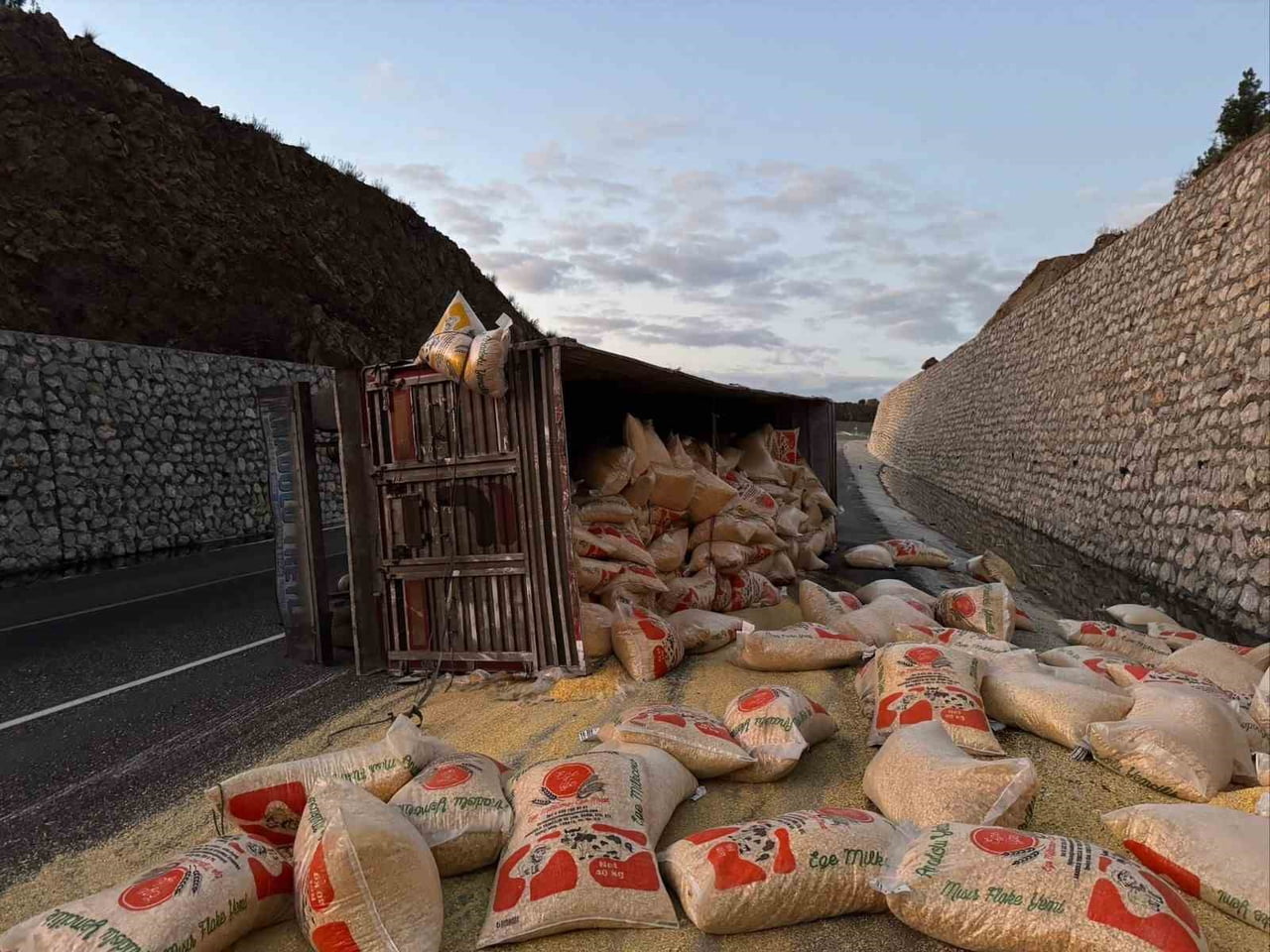 ANTALYA-KONYA D-687 KARAYOLU DEMİRKAPI TÜNEL GİRİŞİ, BEYDİĞİN MAHALLESİ SINIRLARINDA YEM YÜKLÜ...