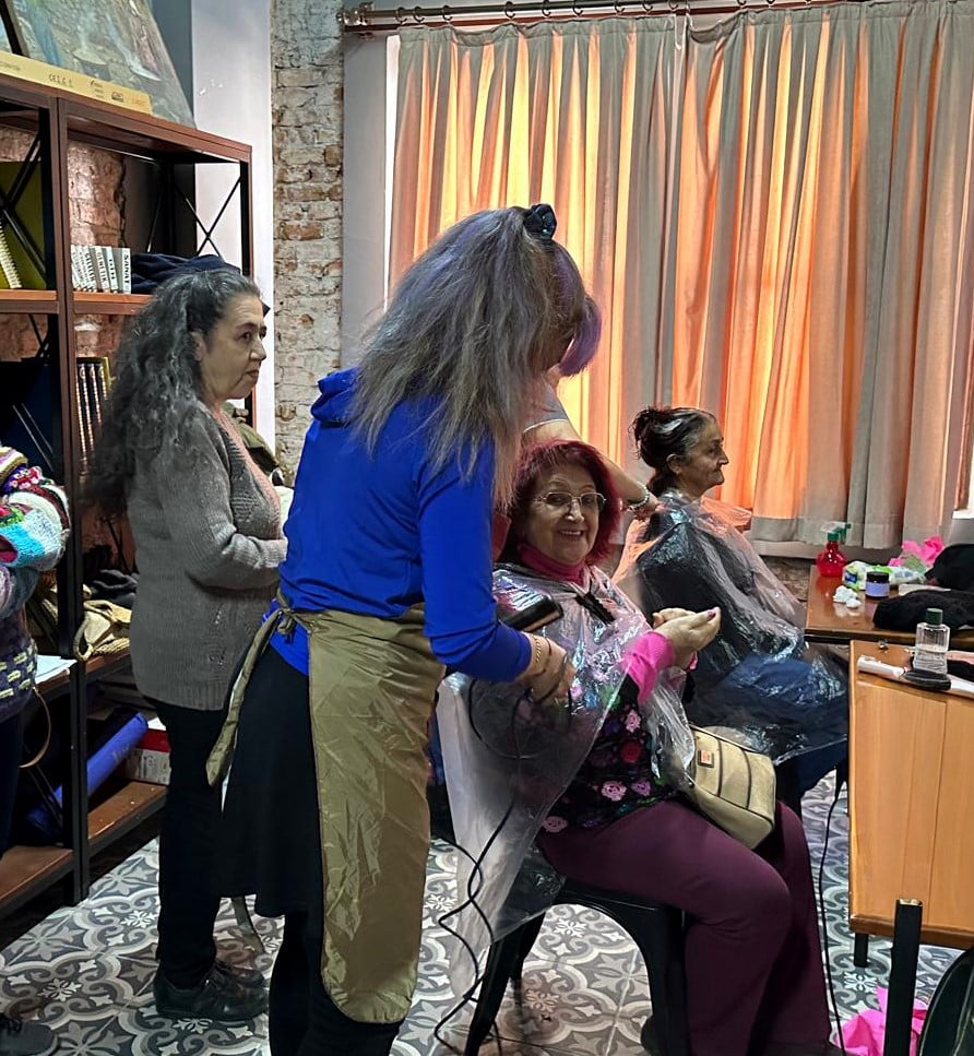 ANTALYA MURATPAŞA BELEDİYESİ YAŞLI EVLERİ’NDE GÖNÜLLÜ GÜZELLİK UZMANLARI, KADIN ÜYELERE CİLT...