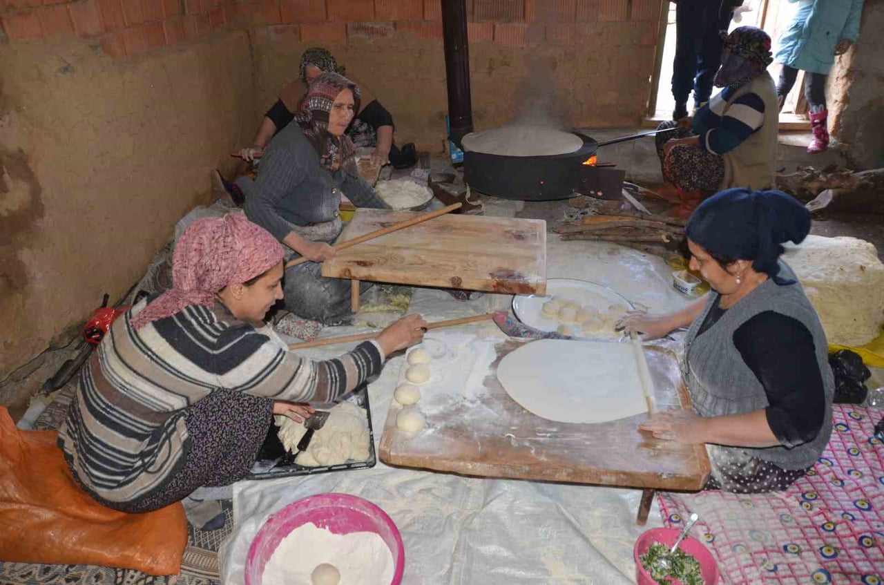 ANTALYA’NIN AKSEKİ İLÇESİNDE KADINLAR, KIŞLIK YUFKA EKMEK HAZIRLIKLARI İÇİN İMECE USULÜ BİR ARAYA...