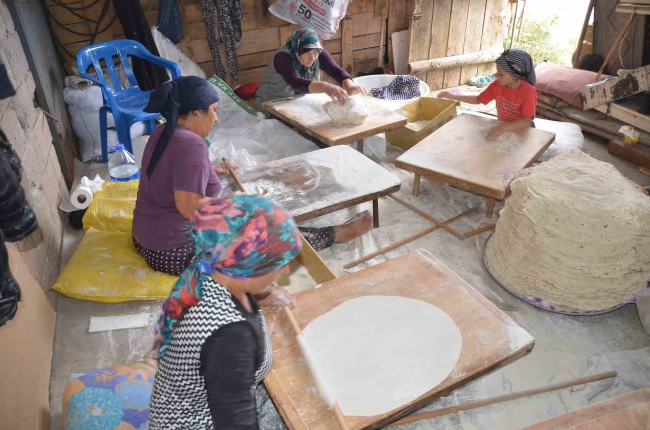 ANTALYA’NIN AKSEKİ İLÇESİNDE KADINLAR, KIŞLIK YUFKA EKMEK HAZIRLIKLARI İÇİN İMECE USULÜ BİR ARAYA...