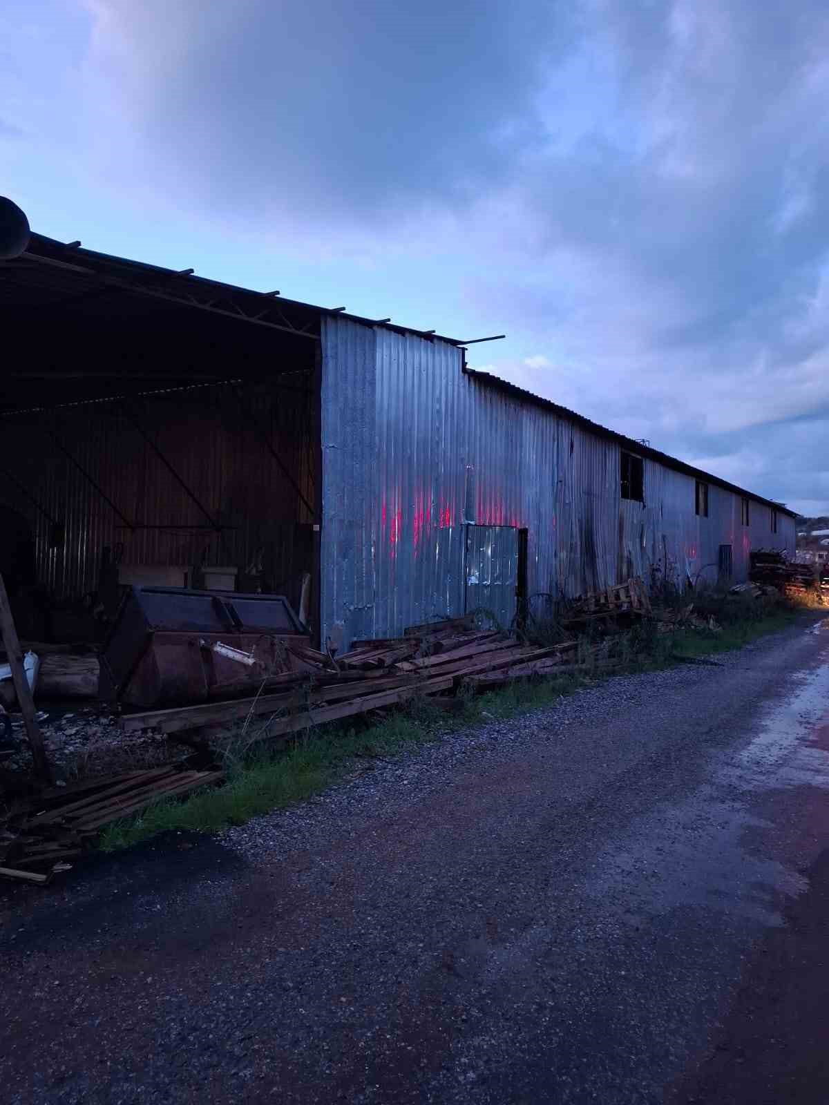 ANTALYA’NIN ALANYA İLÇESİ TOSLAK MAHALLESİNDE DÜN SABAH SAATLERİNDE PALET İMALAT ATÖLYESİNDE ÇIKAN...