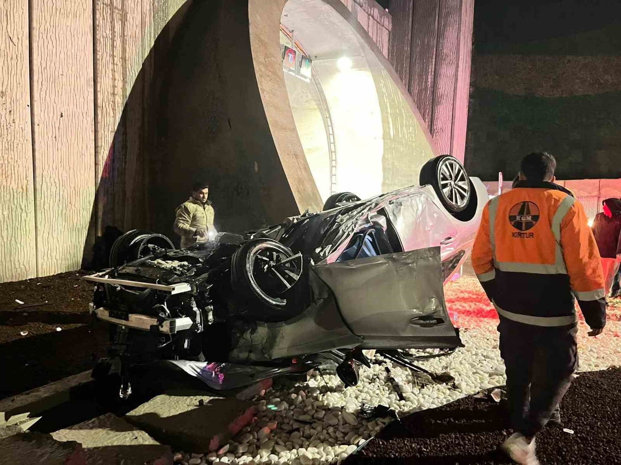 ANTALYA’NIN ALANYA İLÇESİNDE DİREKSİYON HAKİMİYETİNİ KAYBEDEN OTOMOBİL SÜRÜCÜSÜ DİMÇAYI TÜNELİNDE...