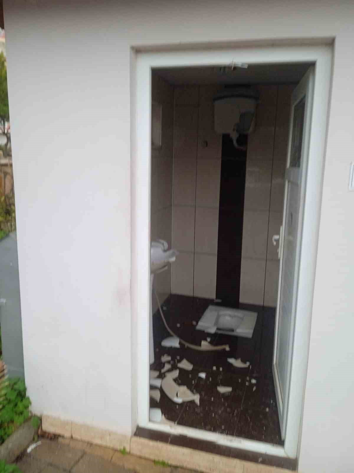 ANTALYA’NIN ALANYA İLÇESİNDE HERKES TARAFINDAN KULLANILAN TUVALET GECE SAATLERİNDE KİMLİĞİ...