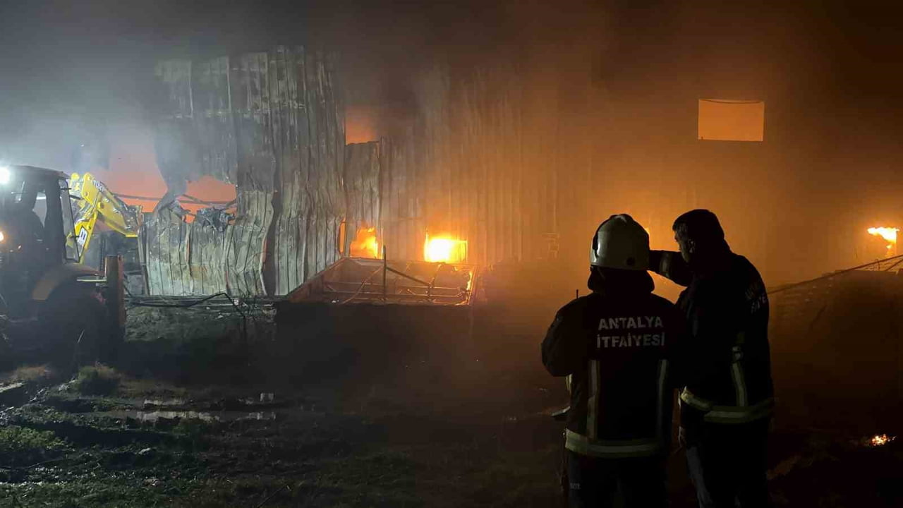 ANTALYA’NIN ALANYA İLÇESİNDE KULUÇKA MALZEMELERİ VE KLİMALARIN BULUNDUĞU DEPODA ÇIKAN YANGIN...