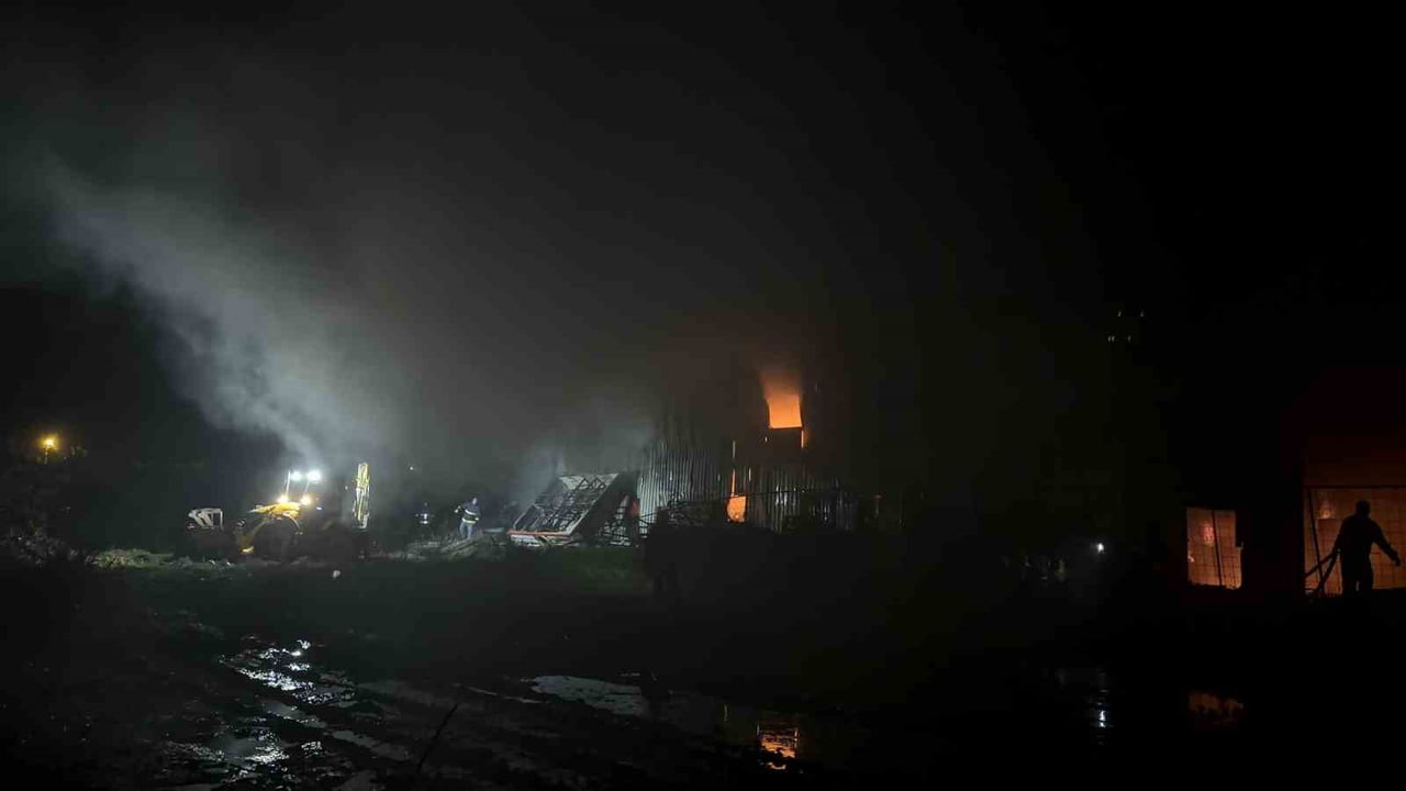 ANTALYA’NIN ALANYA İLÇESİNDE KULUÇKA MALZEMELERİ VE KLİMALARIN BULUNDUĞU DEPODA ÇIKAN YANGIN...