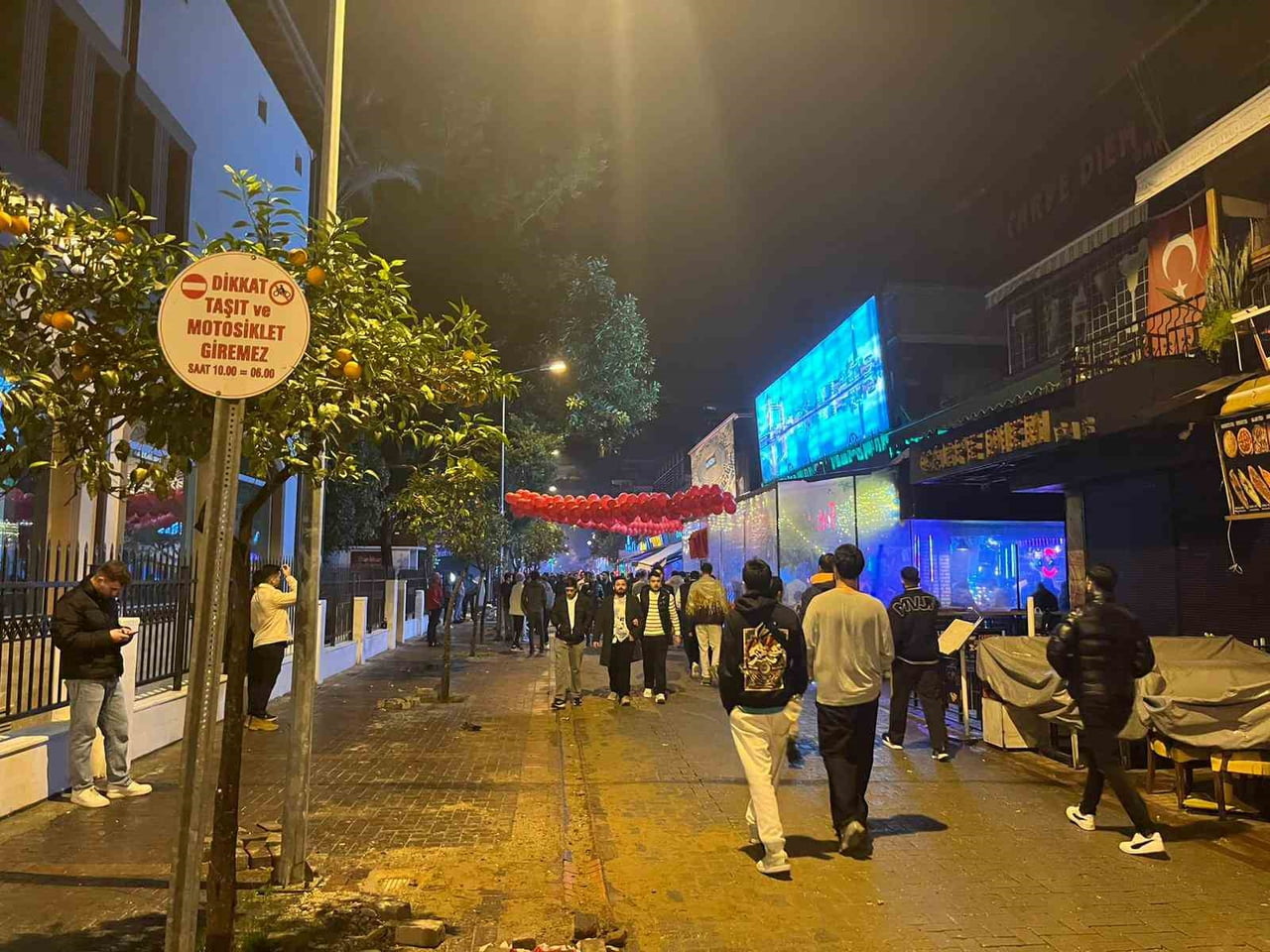 ANTALYA’NIN ALANYA İLÇESİNDE VATANDAŞLAR 2026 YILINA SEVDİKLERİYLE BİRLİKTE GİRDİ. YENİ YIL...