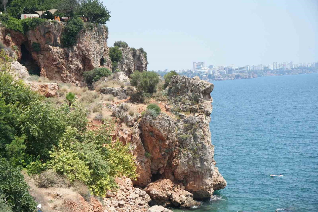 ANTALYA’NIN EŞSİZ FALEZLERİNİN TAHRİBAT RİSKİYLE KARŞI KARŞIYA OLDUĞUNU BELİRTEN PROF. DR. NİHAT...