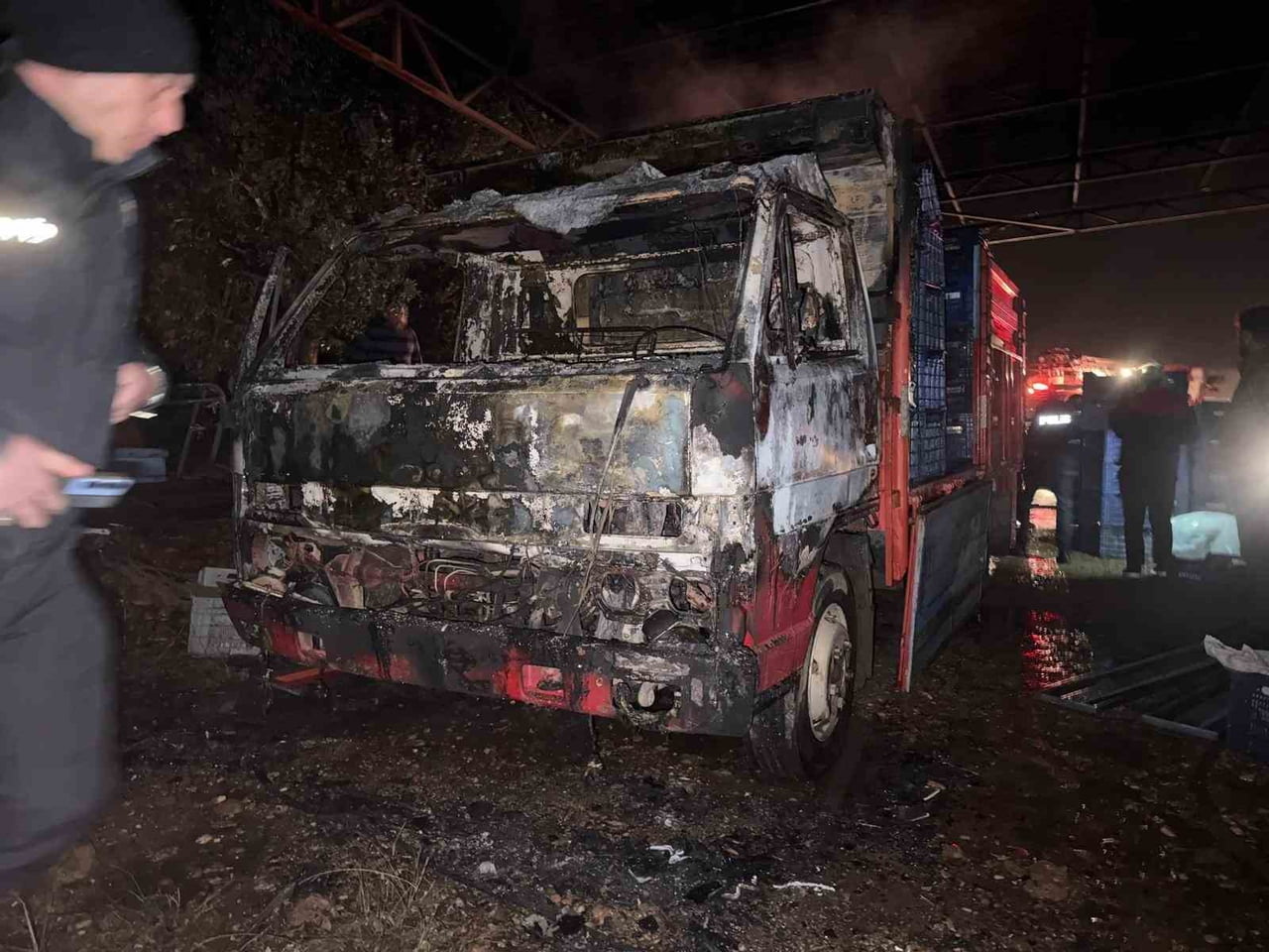 ANTALYA’NIN GAZİPAŞA İLÇESİNDE GECE SAATLERİNDE PARK HALİNDE BULUNAN BİR ARAÇTA ÇIKAN YANGIN KISA...