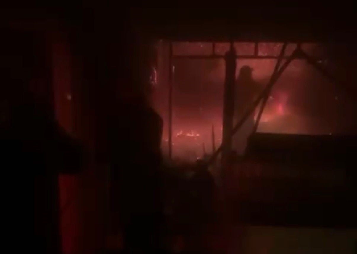 ANTALYA’NIN GAZİPAŞA İLÇESİNDE MAHALLE KONAĞINDA ÇIKAN YANGIN, İTFAİYE EKİPLERİNİN MÜDAHALESİYLE...